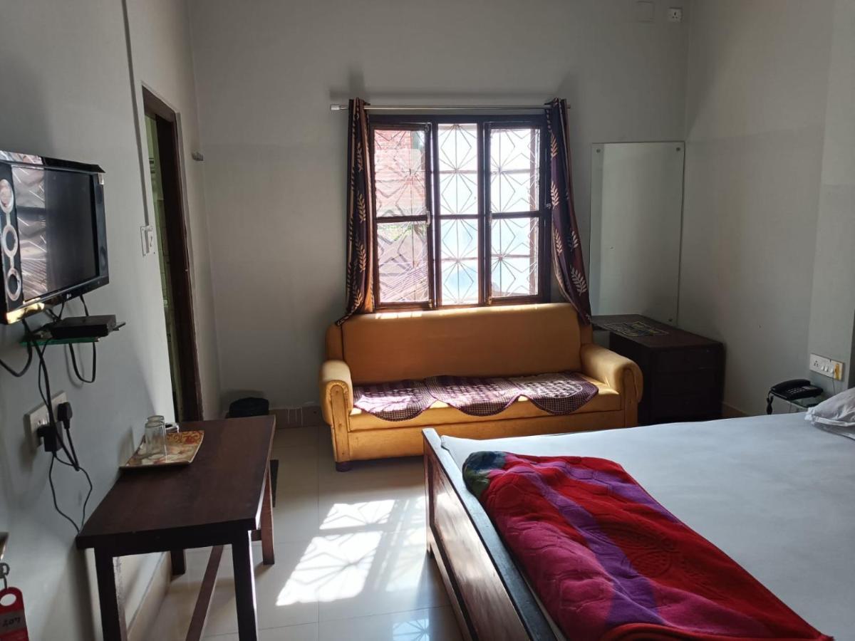 Kusum Hotel ديبروجاره المظهر الخارجي الصورة