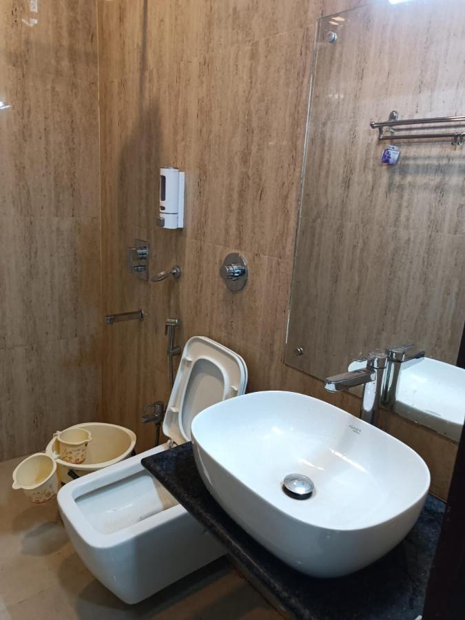 Kusum Hotel ديبروجاره المظهر الخارجي الصورة