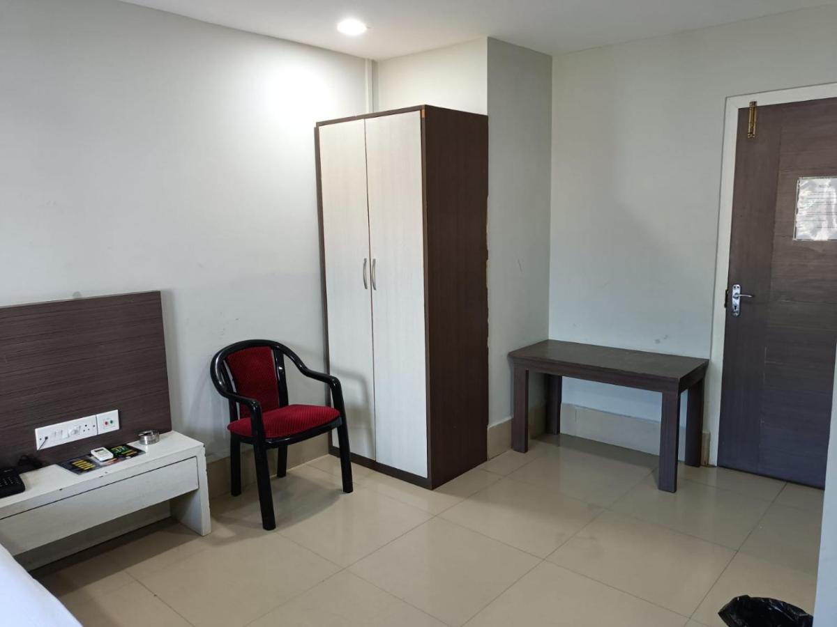 Kusum Hotel ديبروجاره المظهر الخارجي الصورة