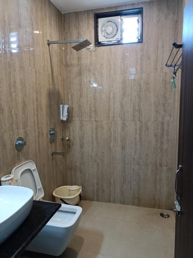 Kusum Hotel ديبروجاره المظهر الخارجي الصورة