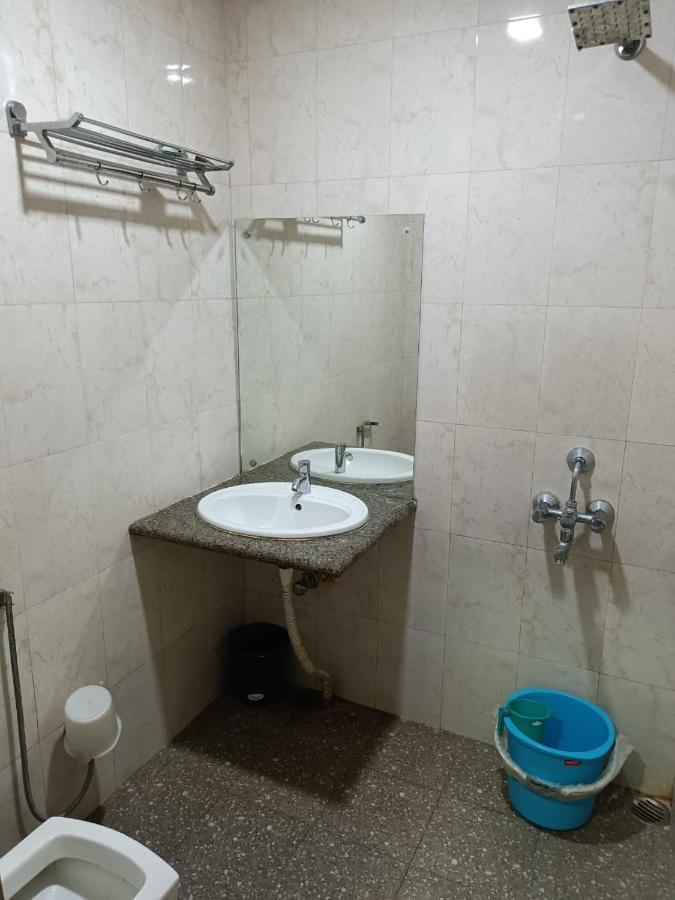 Kusum Hotel ديبروجاره المظهر الخارجي الصورة