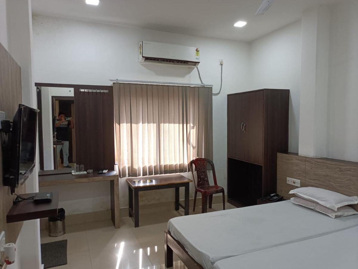 Kusum Hotel ديبروجاره المظهر الخارجي الصورة