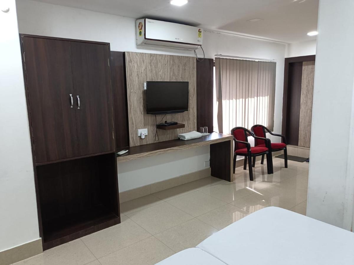Kusum Hotel ديبروجاره المظهر الخارجي الصورة