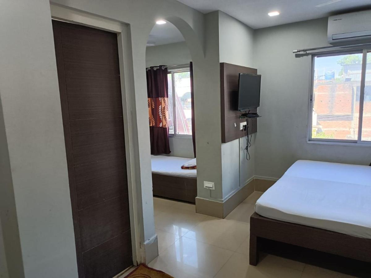 Kusum Hotel ديبروجاره المظهر الخارجي الصورة