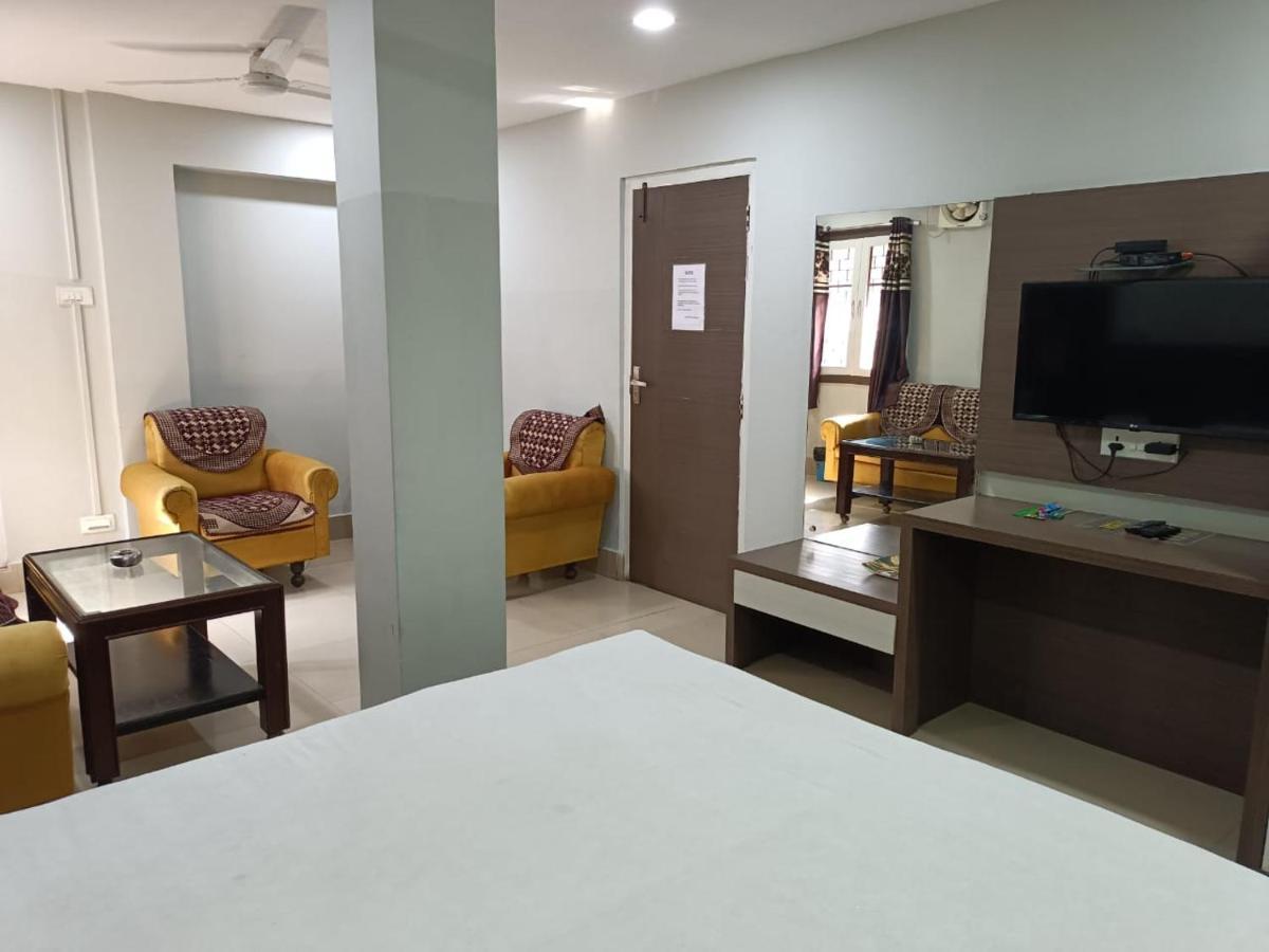 Kusum Hotel ديبروجاره المظهر الخارجي الصورة