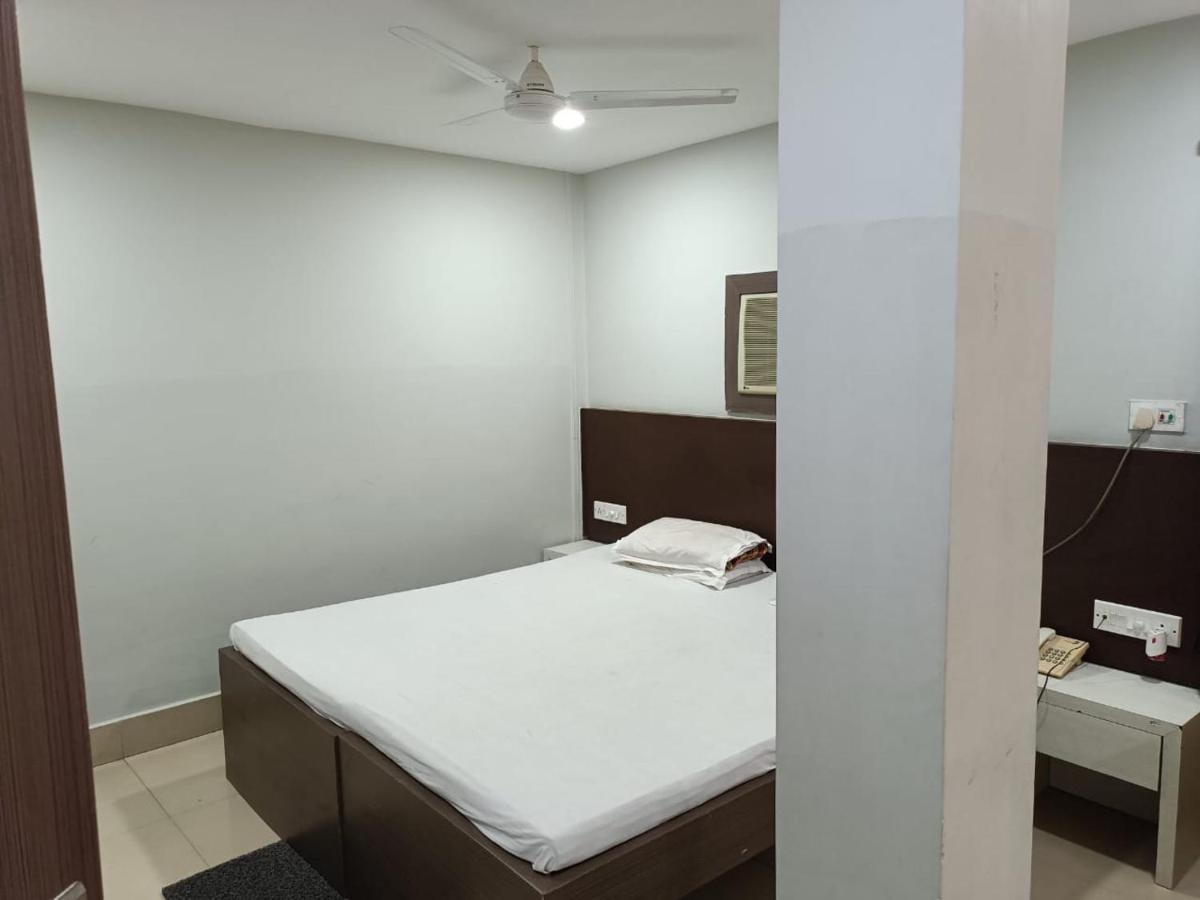 Kusum Hotel ديبروجاره المظهر الخارجي الصورة