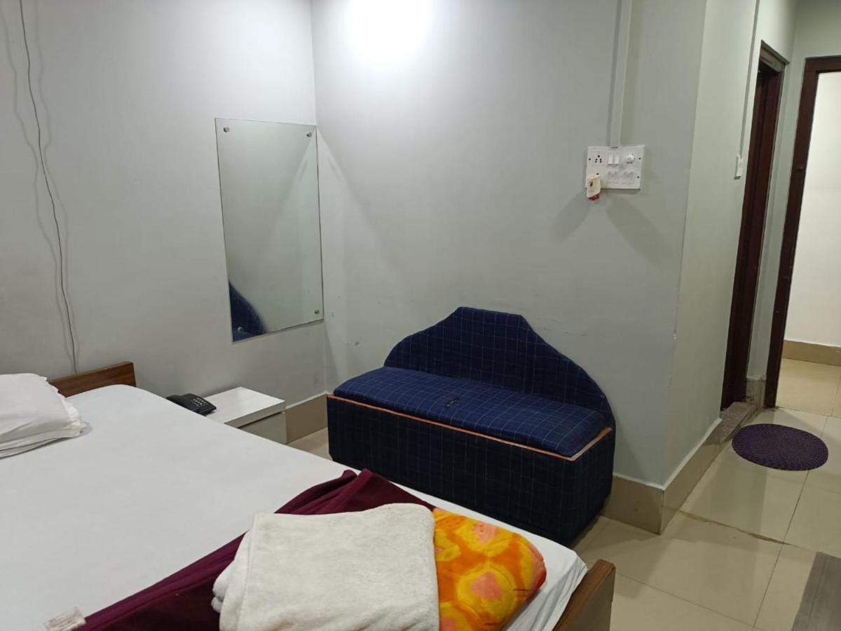 Kusum Hotel ديبروجاره المظهر الخارجي الصورة