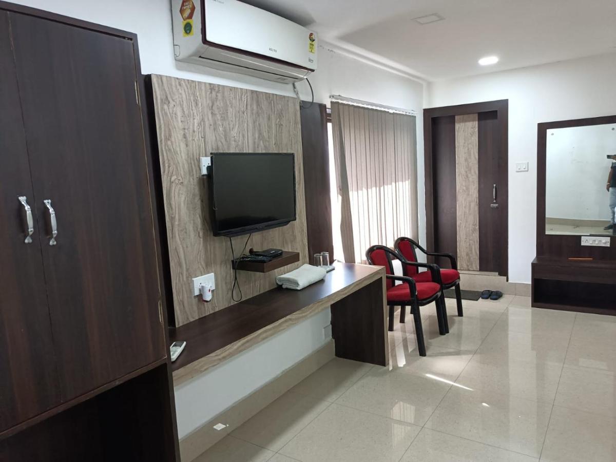 Kusum Hotel ديبروجاره المظهر الخارجي الصورة