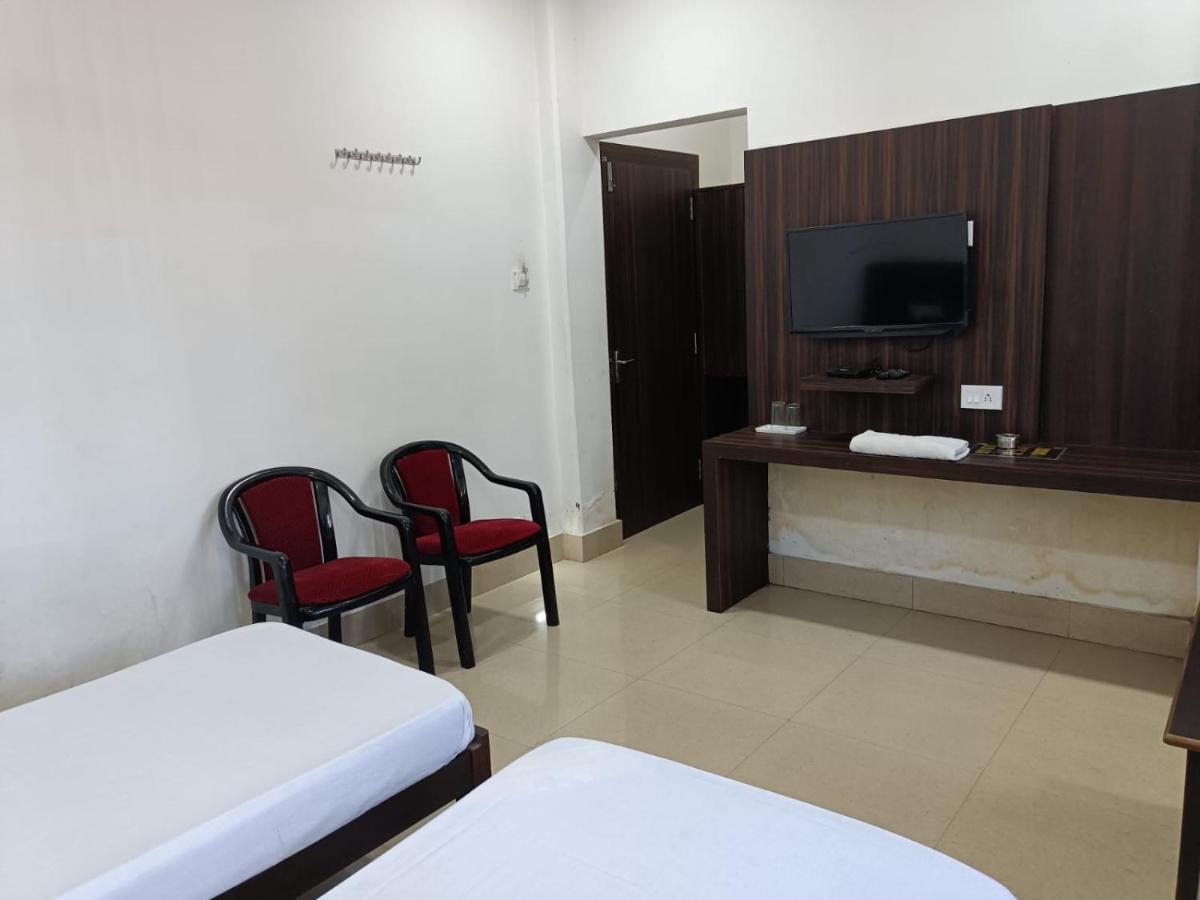 Kusum Hotel ديبروجاره المظهر الخارجي الصورة