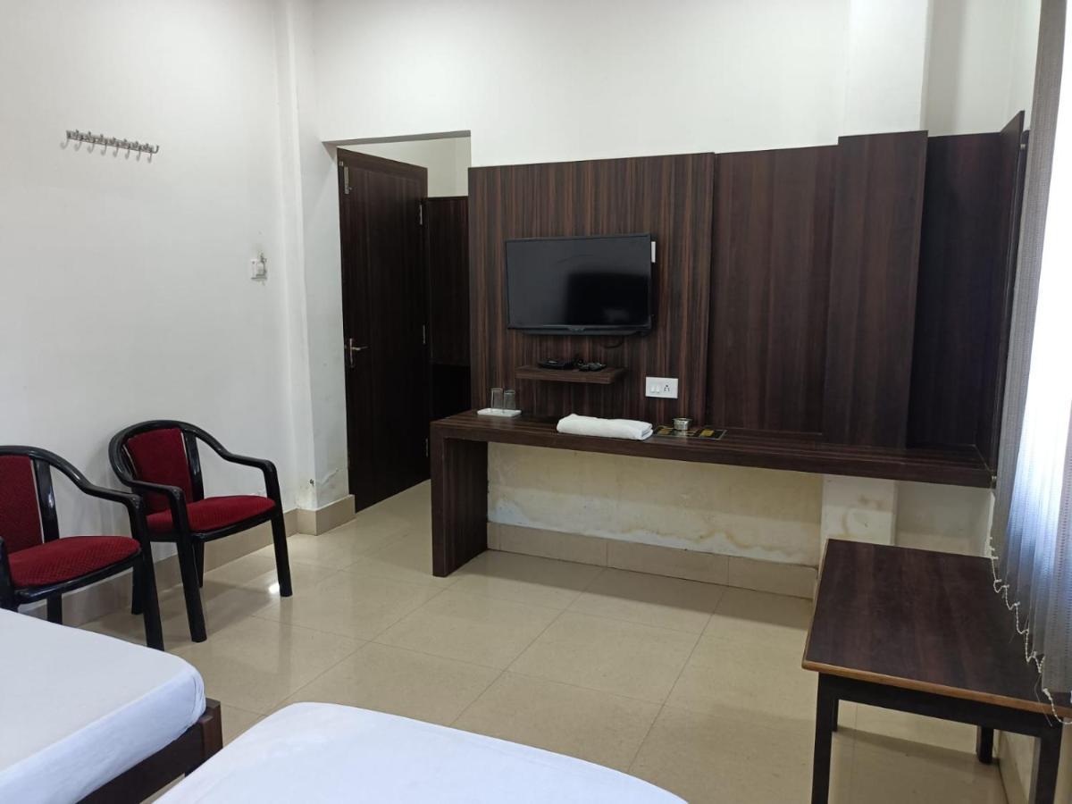 Kusum Hotel ديبروجاره المظهر الخارجي الصورة