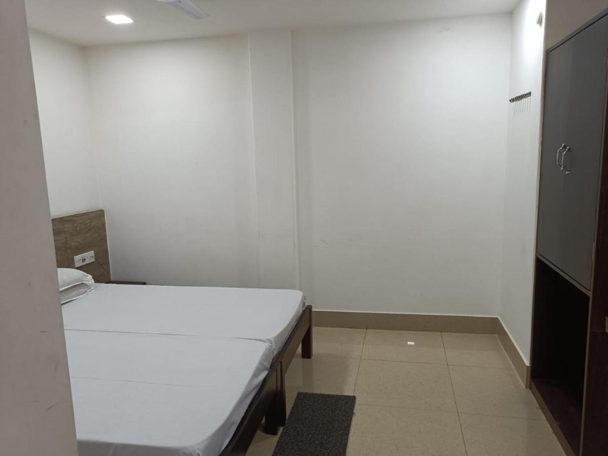 Kusum Hotel ديبروجاره المظهر الخارجي الصورة