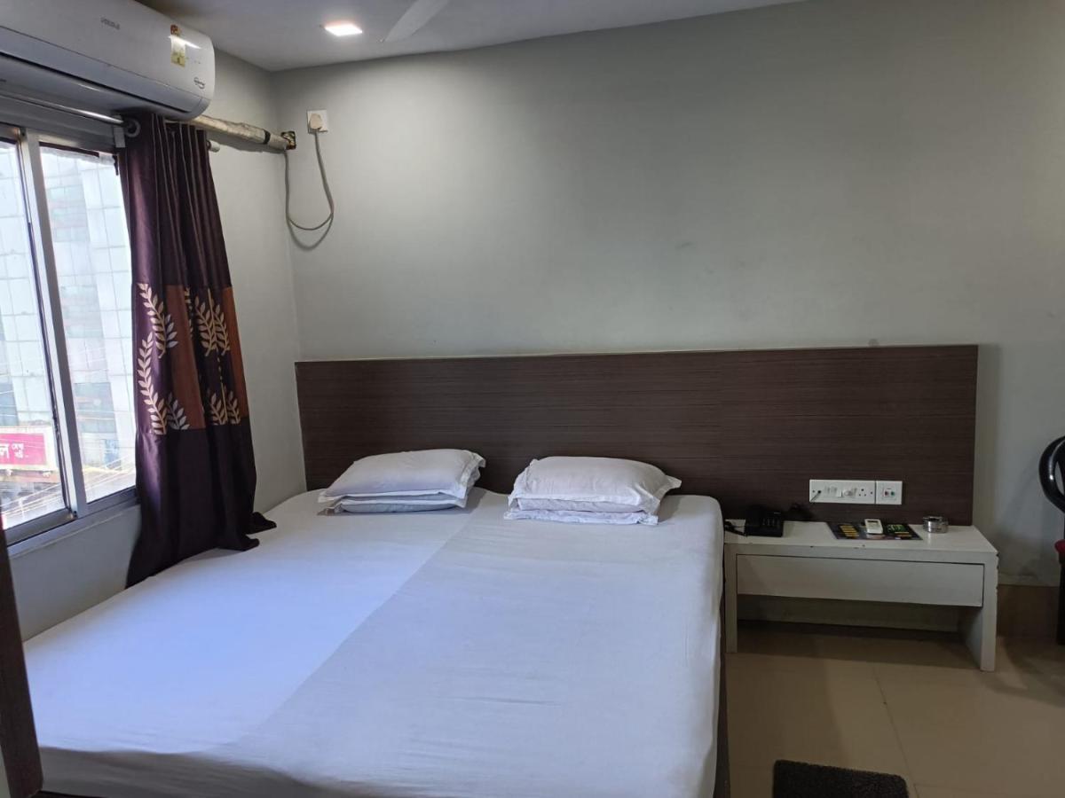 Kusum Hotel ديبروجاره المظهر الخارجي الصورة