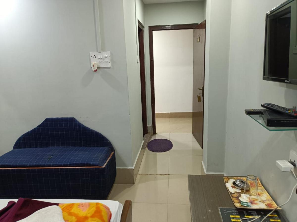 Kusum Hotel ديبروجاره المظهر الخارجي الصورة