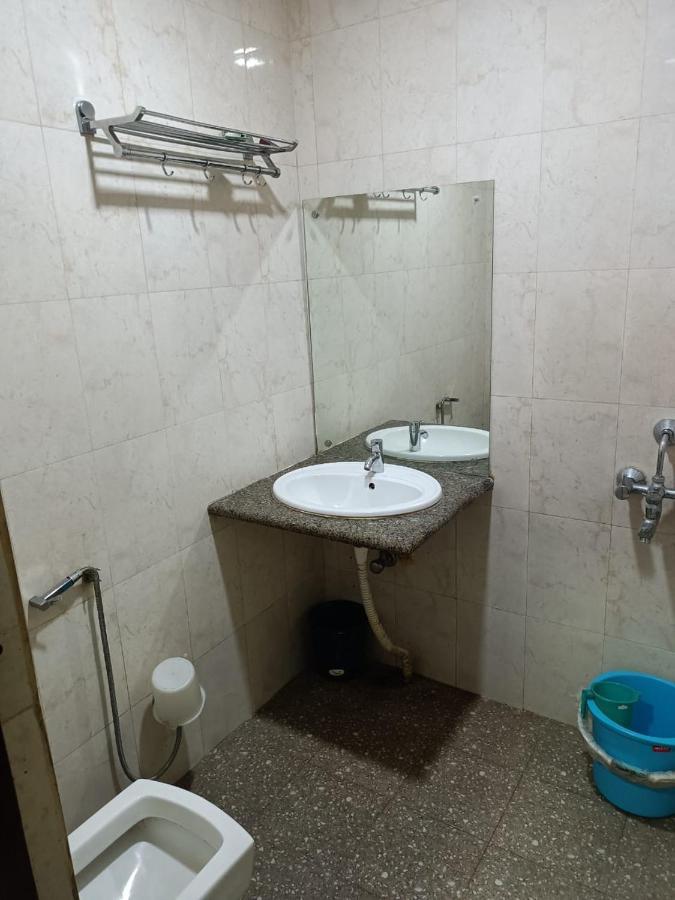 Kusum Hotel ديبروجاره المظهر الخارجي الصورة