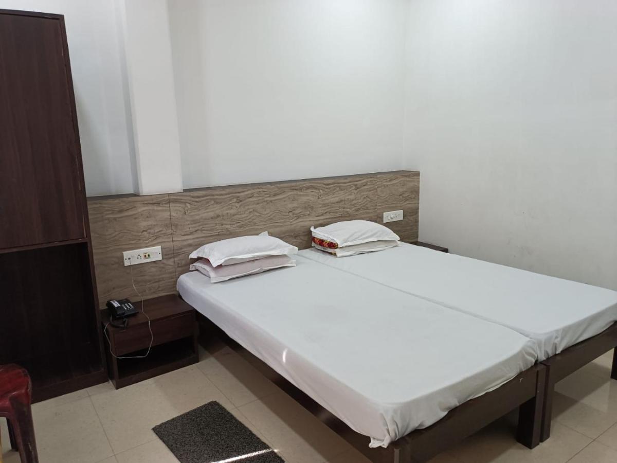 Kusum Hotel ديبروجاره المظهر الخارجي الصورة