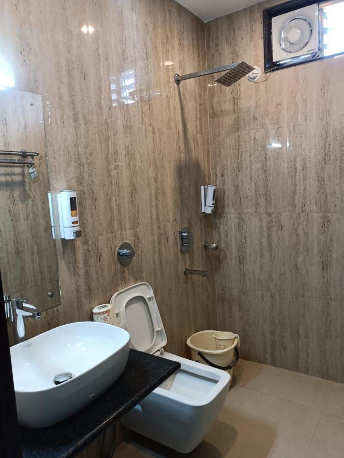 Kusum Hotel ديبروجاره المظهر الخارجي الصورة