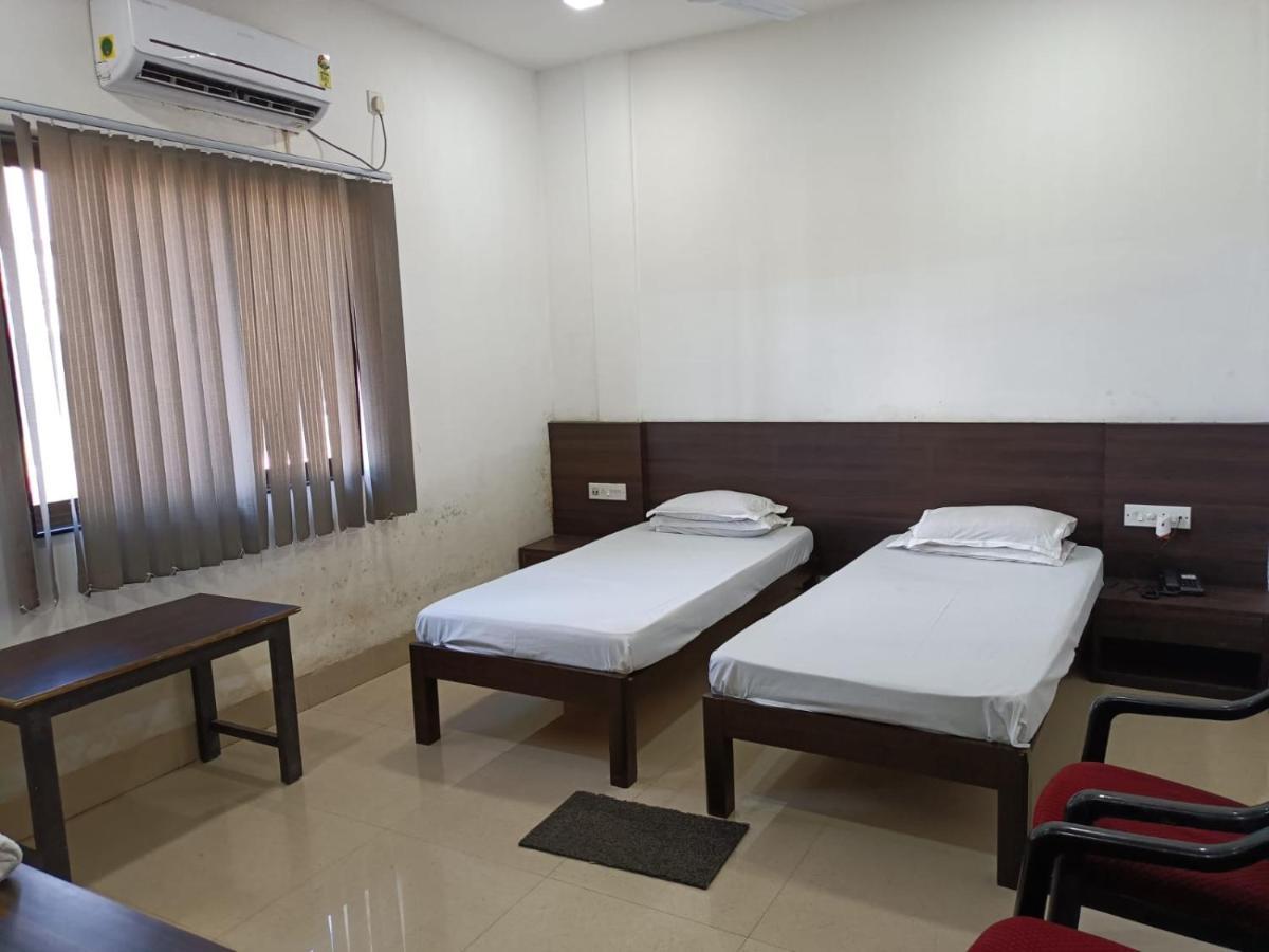 Kusum Hotel ديبروجاره المظهر الخارجي الصورة