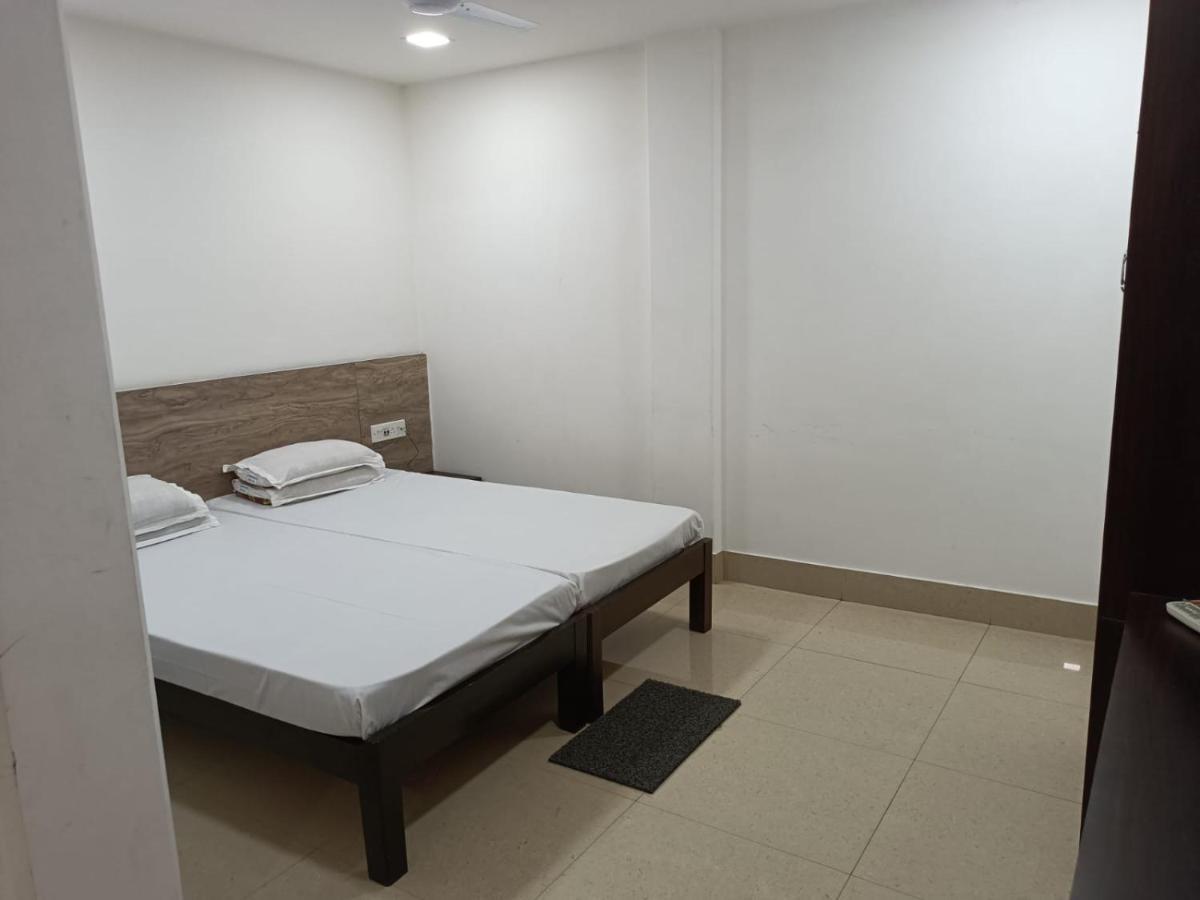 Kusum Hotel ديبروجاره المظهر الخارجي الصورة