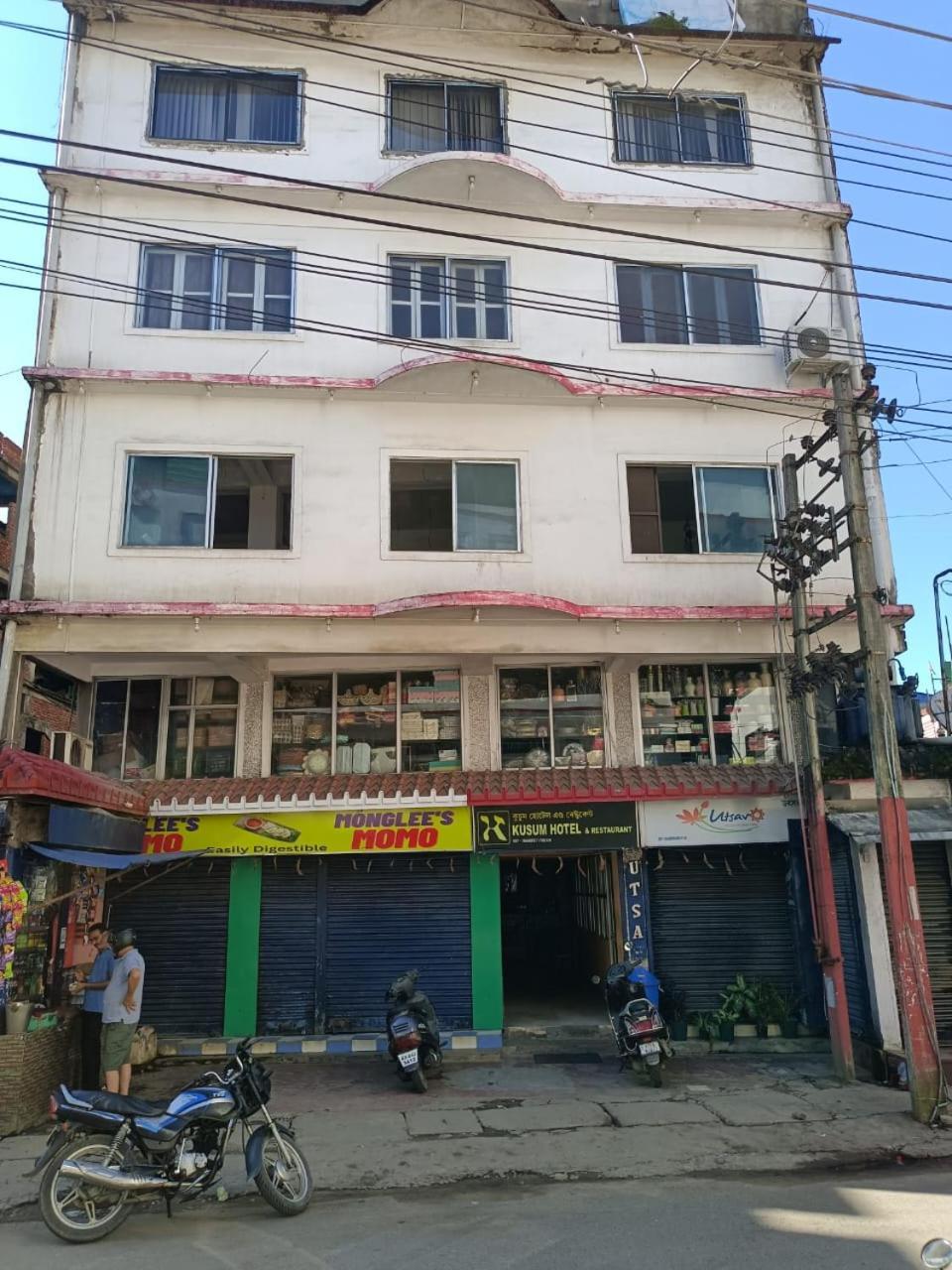 Kusum Hotel ديبروجاره المظهر الخارجي الصورة