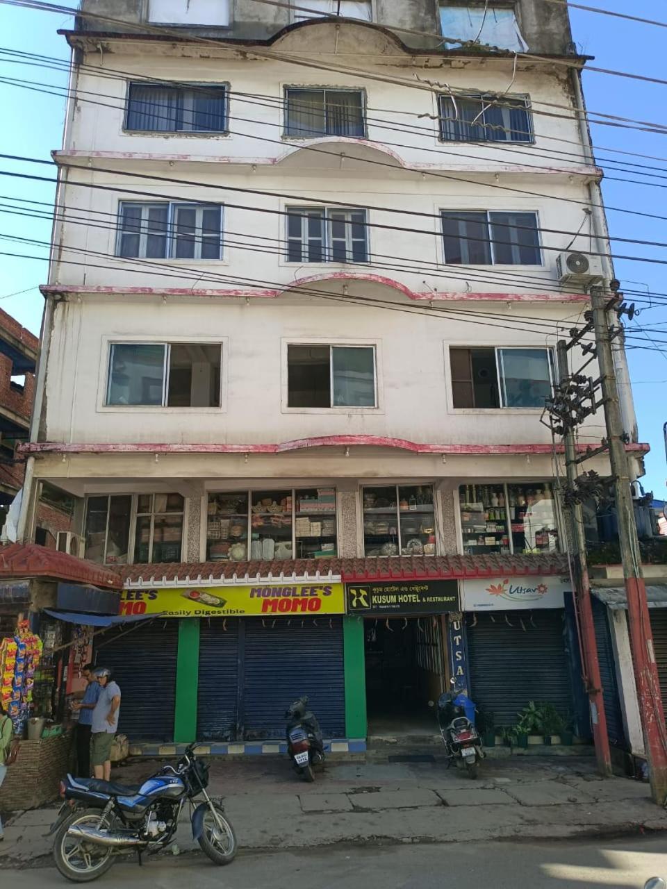 Kusum Hotel ديبروجاره المظهر الخارجي الصورة