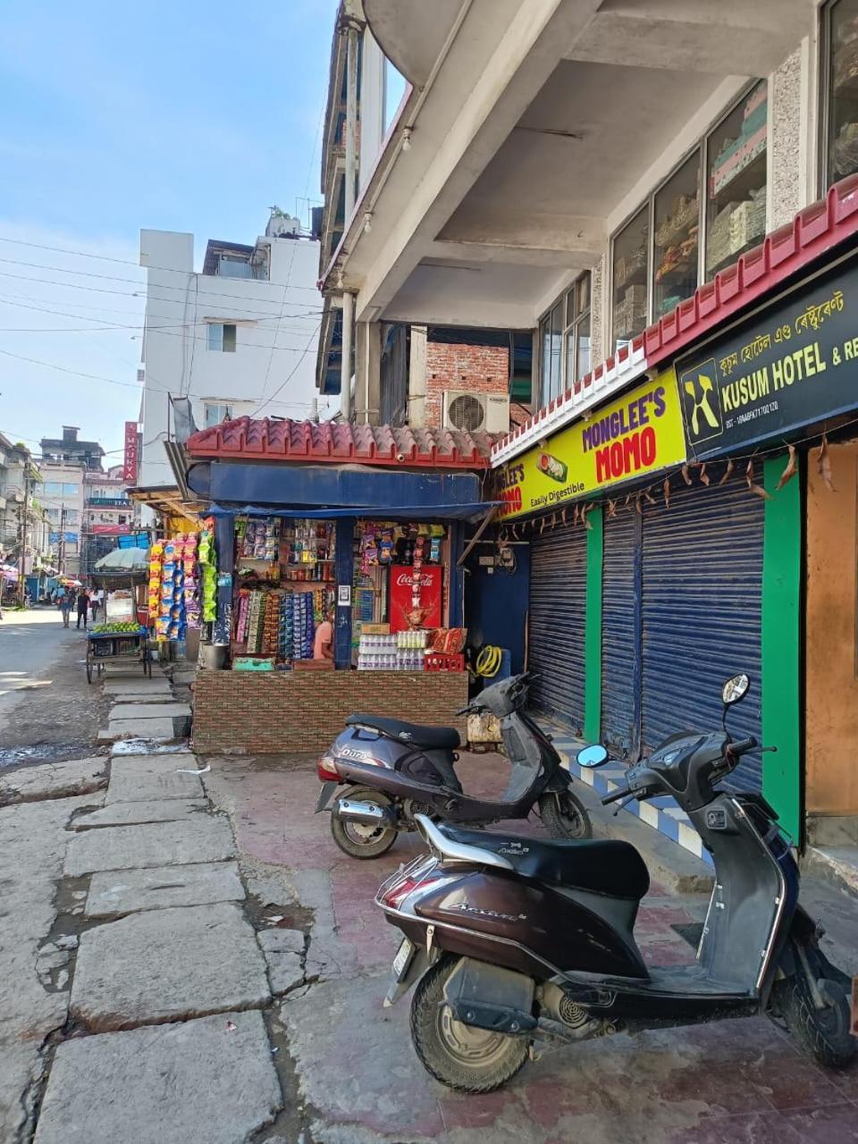 Kusum Hotel ديبروجاره المظهر الخارجي الصورة