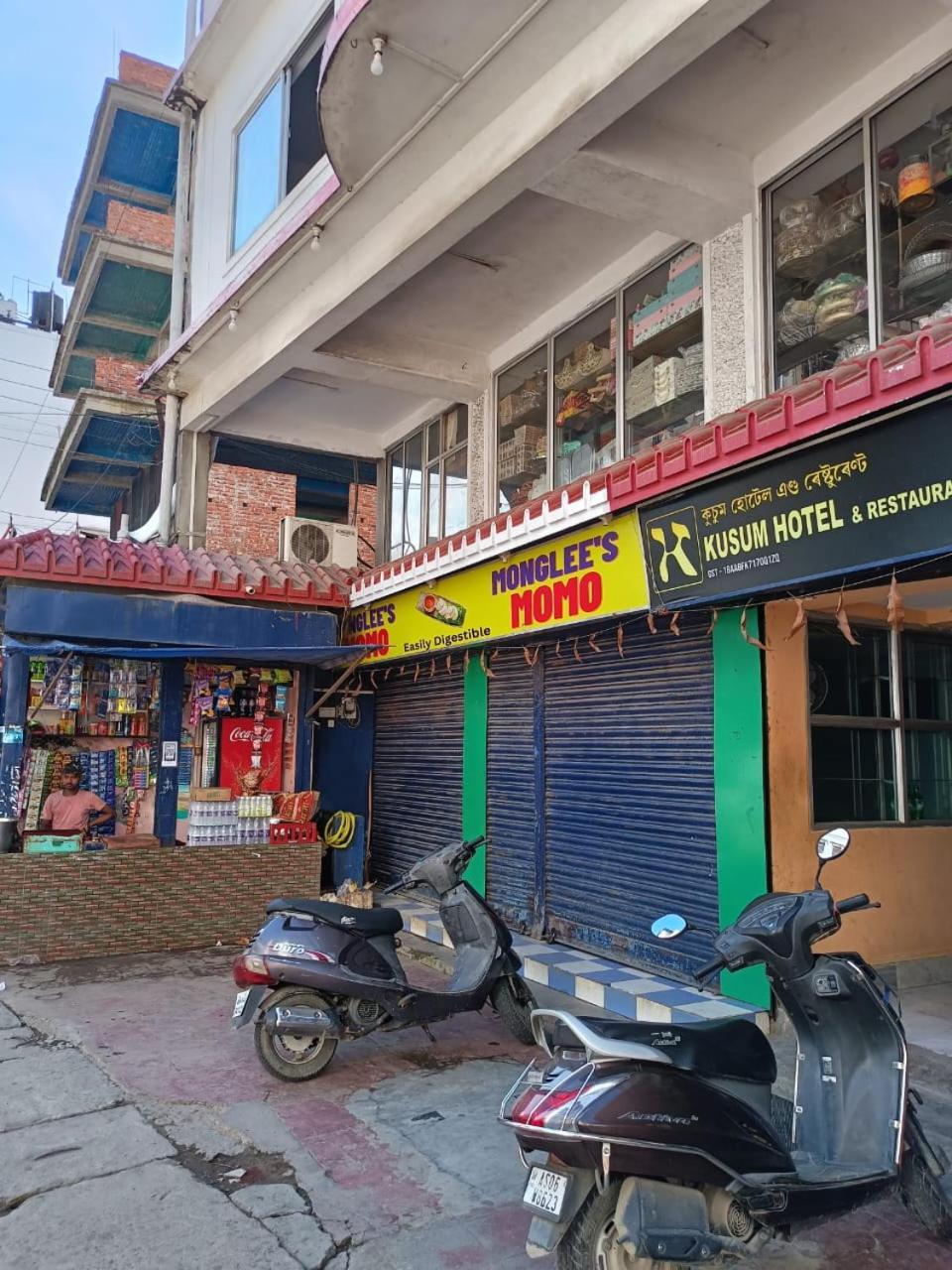 Kusum Hotel ديبروجاره المظهر الخارجي الصورة