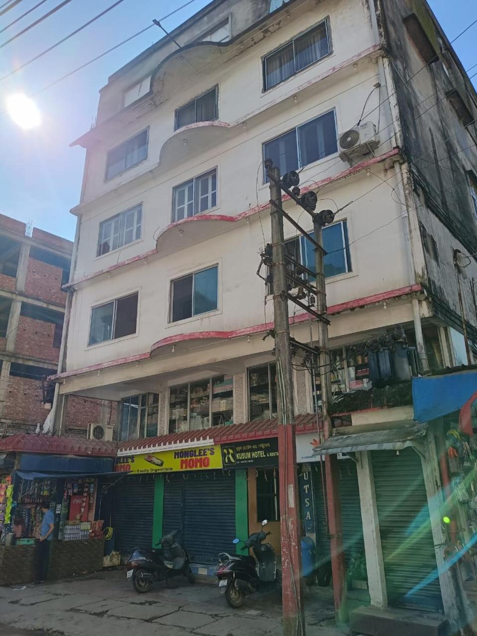 Kusum Hotel ديبروجاره المظهر الخارجي الصورة