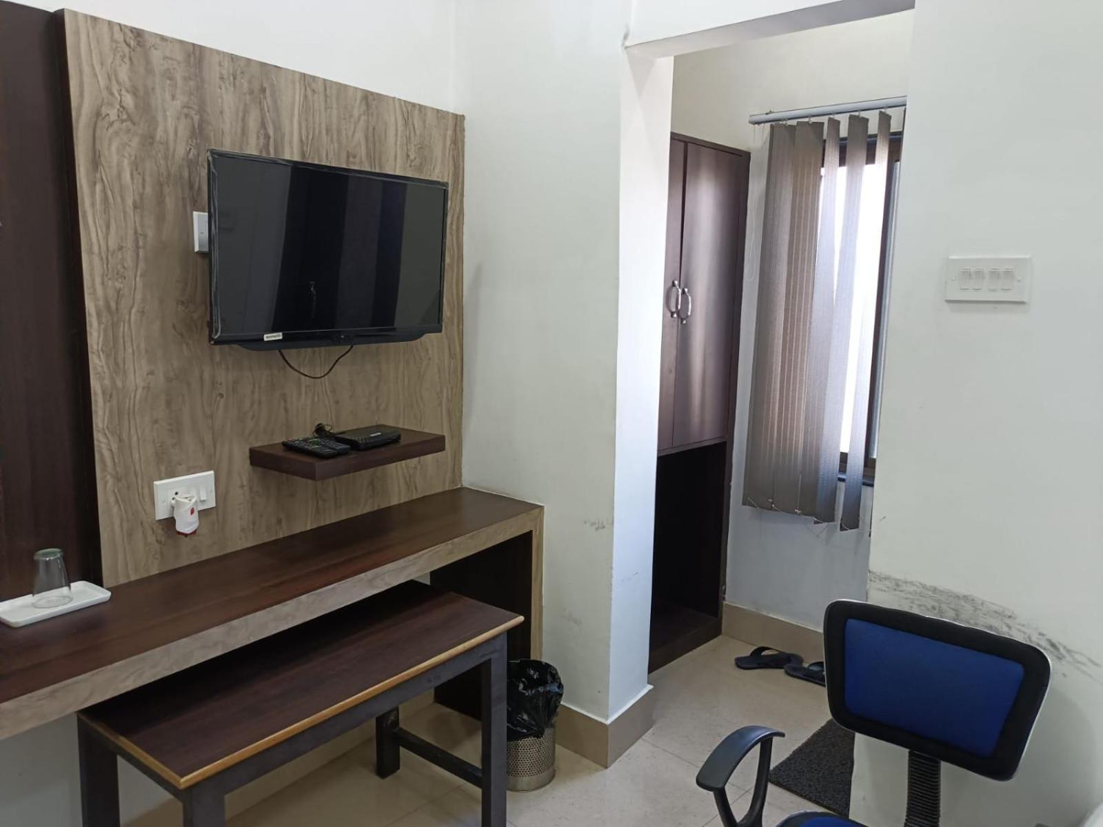 Kusum Hotel ديبروجاره المظهر الخارجي الصورة