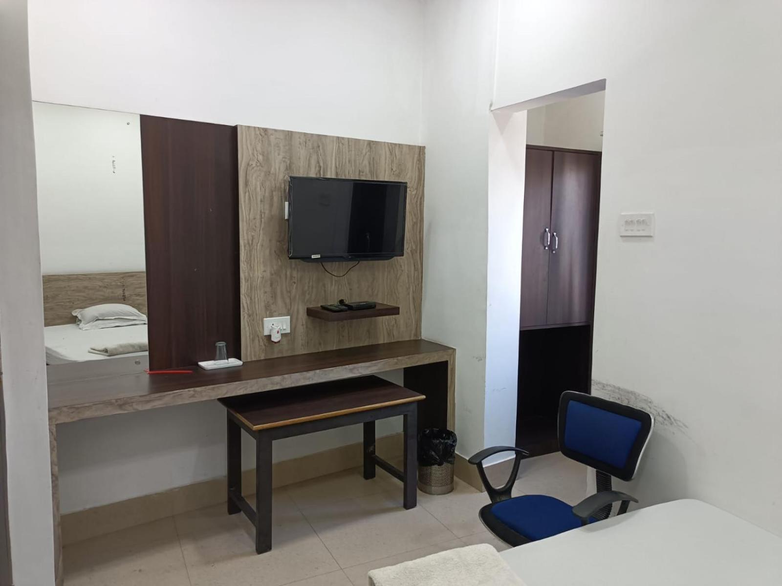 Kusum Hotel ديبروجاره المظهر الخارجي الصورة