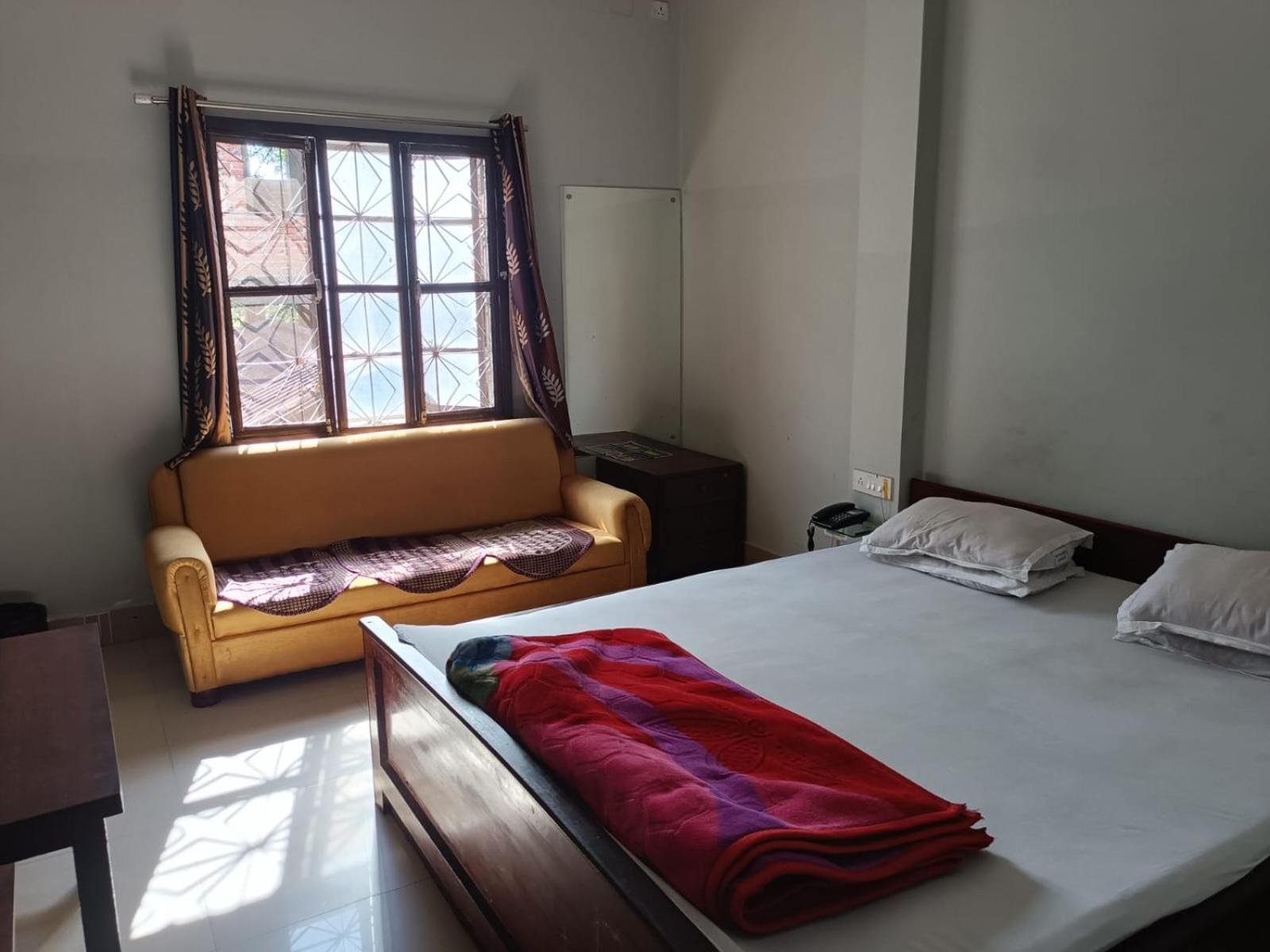 Kusum Hotel ديبروجاره المظهر الخارجي الصورة