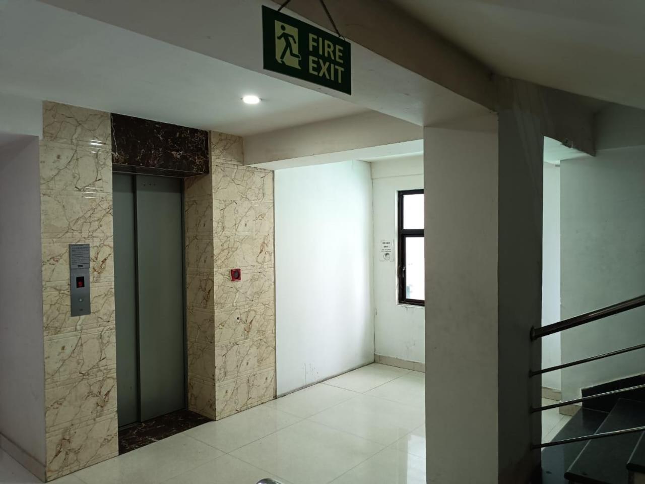 Kusum Hotel ديبروجاره المظهر الخارجي الصورة