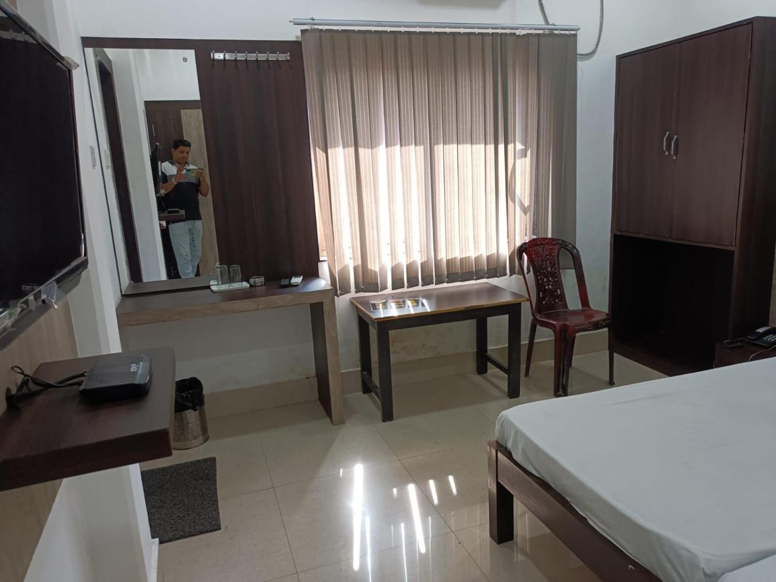 Kusum Hotel ديبروجاره المظهر الخارجي الصورة
